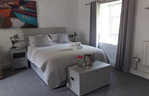 Chysauster Bed & Breakfast | Stylish B & B studio with parking 3 miles from St Ives