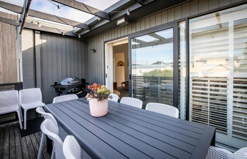 Barwon Heads House | Stylish Beach House Retreat - Close to River & Shops