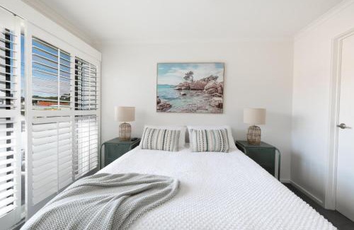 Barwon Heads House | Stylish Beach House Retreat - Close to River & Shops