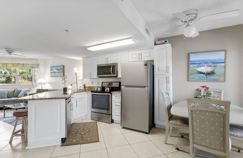 St. Pete Beach Condo | Stylish Beach Oasis | Top Perks Included