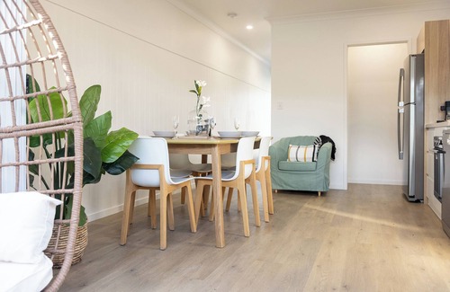 Redcliffe House | Stylish Beach Retreat Horses & Coastal Charm