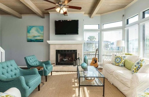 Pirates Beach House | Stylish Beach Retreat: Just 3 Minutes Walk to beach! Ping Pong & beach equipment