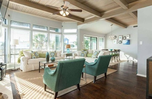 Pirates Beach House | Stylish Beach Retreat: Just 3 Minutes Walk to beach! Ping Pong & beach equipment