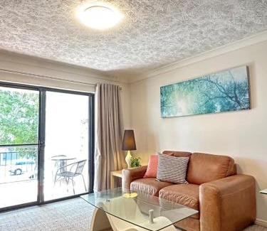 Mermaid Beach Apartment | Stylish Beachside 1BR Apartment
