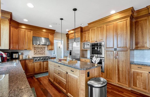 Cougar Mountain House | Stylish Bellevue 5BR/2.5BA Upper Unit | LEGO Fun!