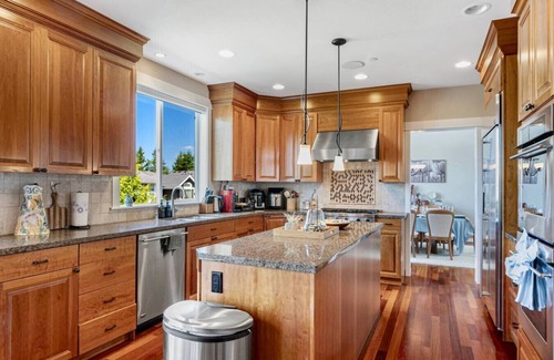 Cougar Mountain House | Stylish Bellevue 5BR/2.5BA Upper Unit | LEGO Fun!