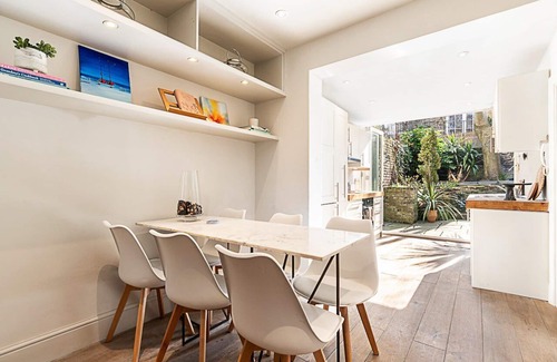Hammersmith Broadway Apartment | Stylish Brackenbury Village Retreat