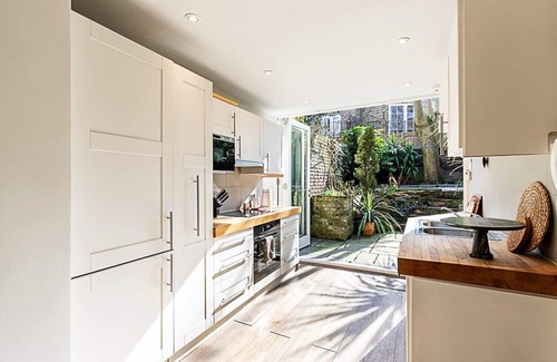 Hammersmith Broadway Apartment | Stylish Brackenbury Village Retreat