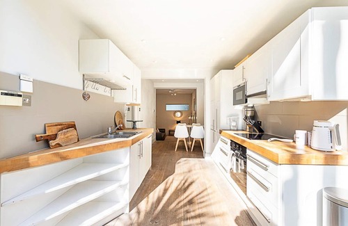 Hammersmith Broadway Apartment | Stylish Brackenbury Village Retreat