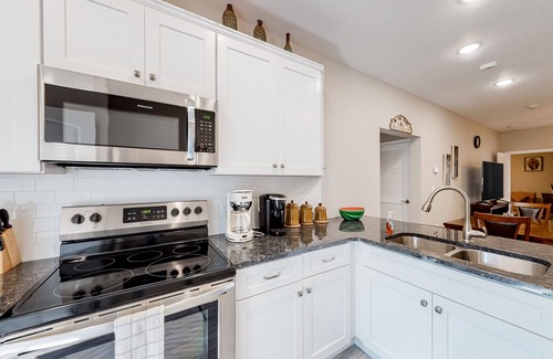 Branson Condo | Stylish Branson home with pool, AC, & no stairs - 5 minutes to Branson strip
