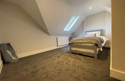 Bexhill-on-Sea Apartment | Stylish, bright 2 bedroom apartment. 2 minutes from the sea front!