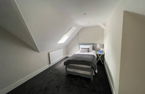 Bexhill-on-Sea Apartment | Stylish, bright 2 bedroom apartment. 2 minutes from the sea front!