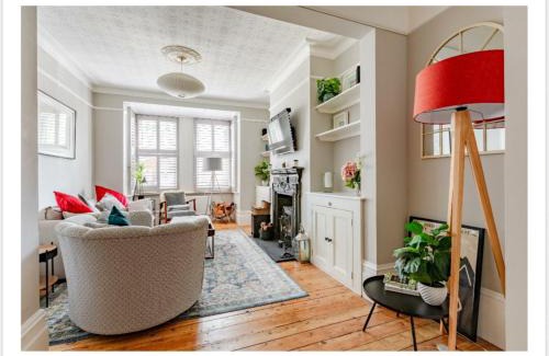 Brighton House | Stylish Brighton Haven, Sleeps 1 to 7, free parking