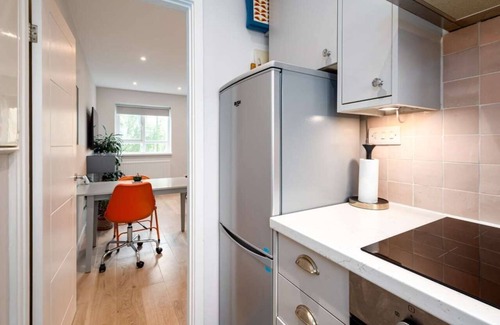 Lambeth Apartment | Stylish Brixton Hill Studio with Modern Charm