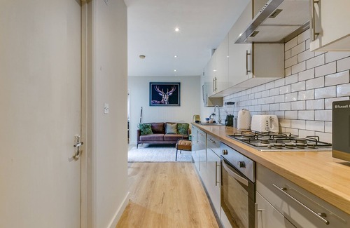 Larkhall Apartment | Stylish Brixton Retreat with Garden, near Tube - 20 minutes to Central London