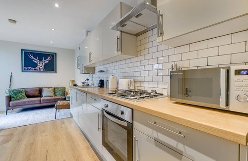 Larkhall Apartment | Stylish Brixton Retreat with Garden, near Tube - 20 minutes to Central London
