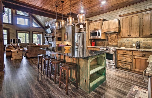 Broken Bow Cabin | Stylish Broken Bow Cabin w/Hot Tub + Fire Pit!