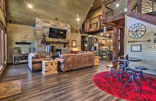 Broken Bow Cabin | Stylish Broken Bow Cabin w/Hot Tub + Fire Pit!