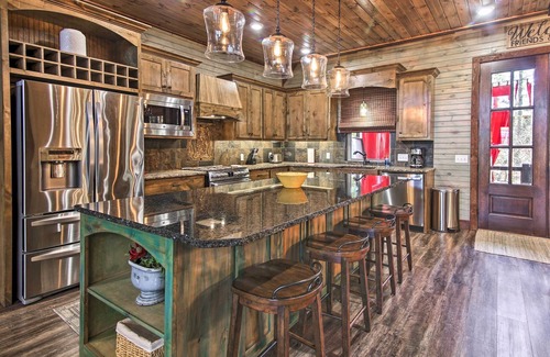 Broken Bow Cabin | Stylish Broken Bow Cabin w/Hot Tub + Fire Pit!