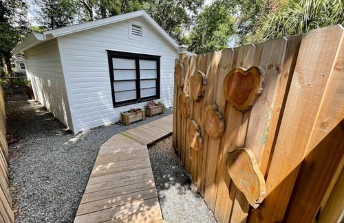 Avondale House | Stylish Bungalow Near Dining, Parks & Entertainmentn