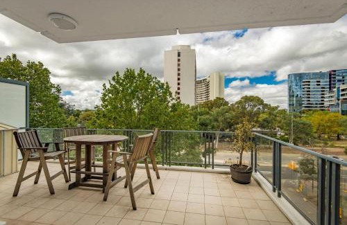 City West Apartment | Stylish Canberra Stay -Sauna ,Pool ,Gym,Balcony