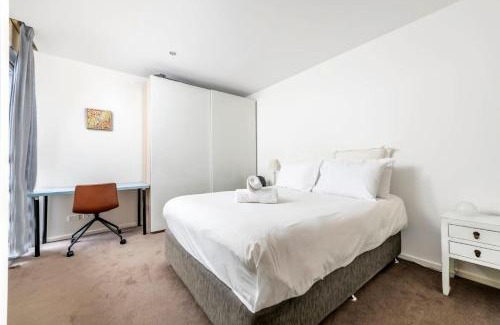 City West Apartment | Stylish Canberra Stay -Sauna ,Pool ,Gym,Balcony