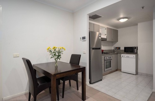 Surry Hills Apartment | Stylish CBD Surry Hills Apt w/Pool, Gym & 2 Monitor Ergonomic Chair Workstation