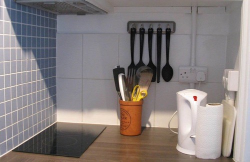 Hammersmith Broadway Apartment | Stylish Central London - Super Studio for Couple - Compact Complete Connected