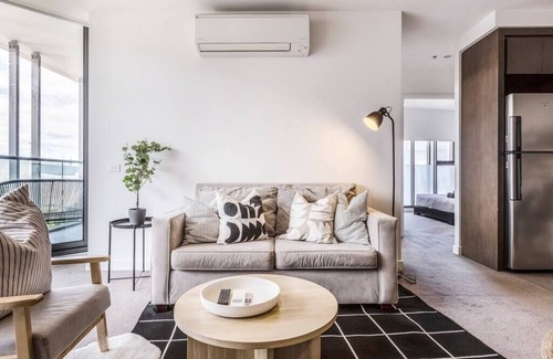 Abbotsford Apartment | Stylish, central serenity
