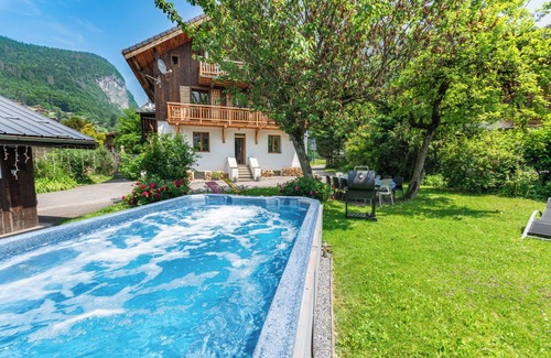 Samoens Ski Chalet | Stylish chalet, central Samoëns, 5 bedrooms, Jacuzzi/spa, pool table, log fire