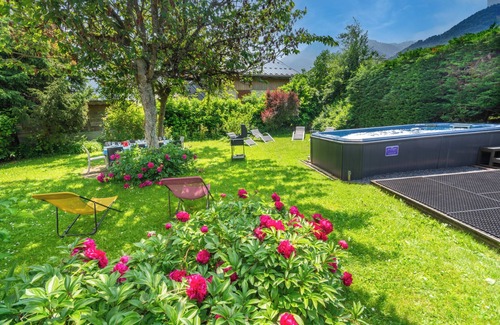 Samoens Ski Chalet | Stylish chalet, central Samoëns, 5 bedrooms, Jacuzzi/spa, pool table, log fire