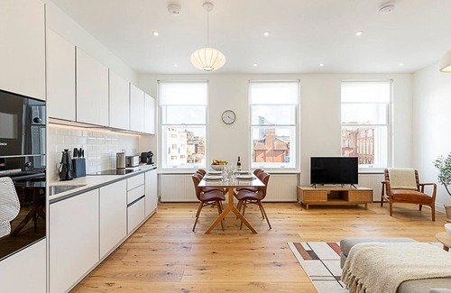 Redcliffe Apartment | Stylish Chelsea Escape with Private Outdoor Oasis!