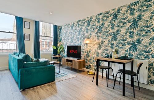 The King's Mile Apartment | Stylish City Centre getaway with Cathedral Views