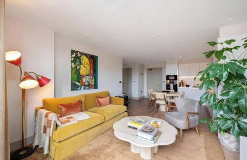 Tottenham Hale Apartment | Stylish City Flat with Private Balcony