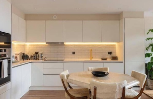 Tottenham Hale Apartment | Stylish City Flat with Private Balcony