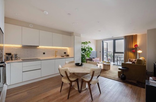 Tottenham Hale Apartment | Stylish City Flat with Private Balcony