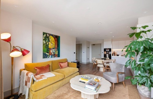 Tottenham Hale Apartment | Stylish City Flat with Private Balcony