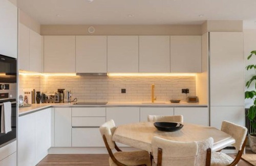 Tottenham Hale Apartment | Stylish City Flat with Private Balcony