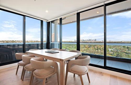 Alphington Apartment | Stylish City-View Apartment with Deluxe Amenities