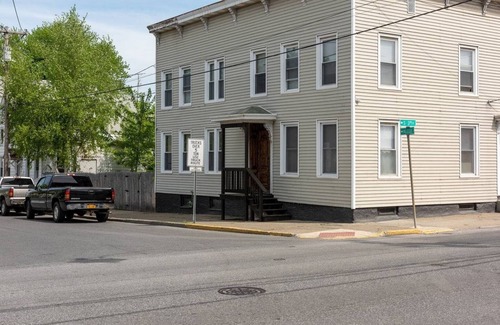 Hudson Apartment | Stylish, clean and bright 2 BR apt just off of Warren Street!