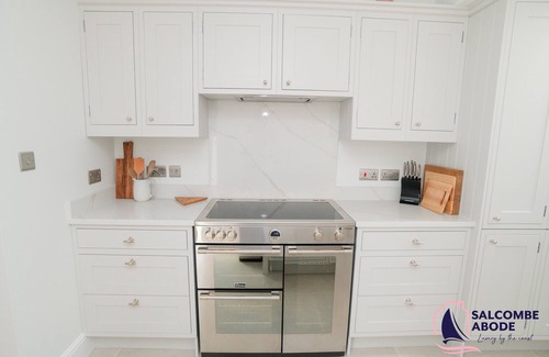 Salcombe House | Stylish Coastal 3 Bed Haven | Close to town on Coronation Road