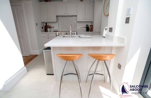 Salcombe House | Stylish Coastal 3 Bed Haven | Close to town on Coronation Road