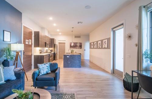 North Scottsdale Apartment | Stylish Comfort-King Bed-Parking-Roku Tv - G4004