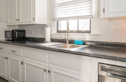 Lynchburg House | Stylish Comfort | Lynchburg Single Level 2BR Gem!