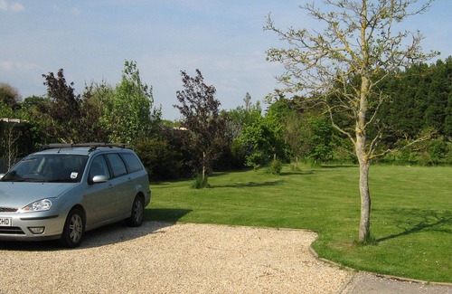 Freshwater Apartment | Stylish, Comfortable Apartment near Freshwater Bay. Pet Friendly. Private Garden