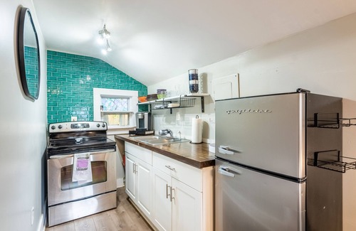 Feiler Park - Hussars Terrace - Dittmerville Cottage | Stylish & Comfy Carriage House ~ 5 min to Forsyth
