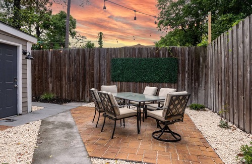 Feiler Park - Hussars Terrace - Dittmerville Cottage | Stylish & Comfy Carriage House ~ 5 min to Forsyth