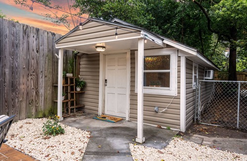 Feiler Park - Hussars Terrace - Dittmerville Cottage | Stylish & Comfy Carriage House ~ 5 min to Forsyth