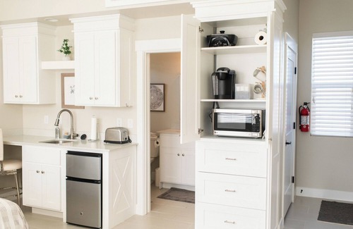 Hurricane Apartment | Stylish & Comfy Gem: Steps to Lake ~ Deck ~ Views! Near Zion National Park