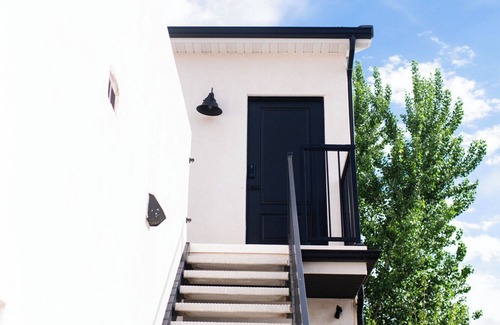 Hurricane Apartment | Stylish & Comfy Gem: Steps to Lake ~ Deck ~ Views! Near Zion National Park